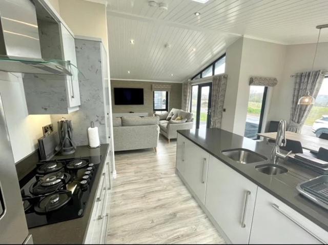 *Luxury Holiday Home With Hot Tub Close To Beach* Penally Bagian luar foto